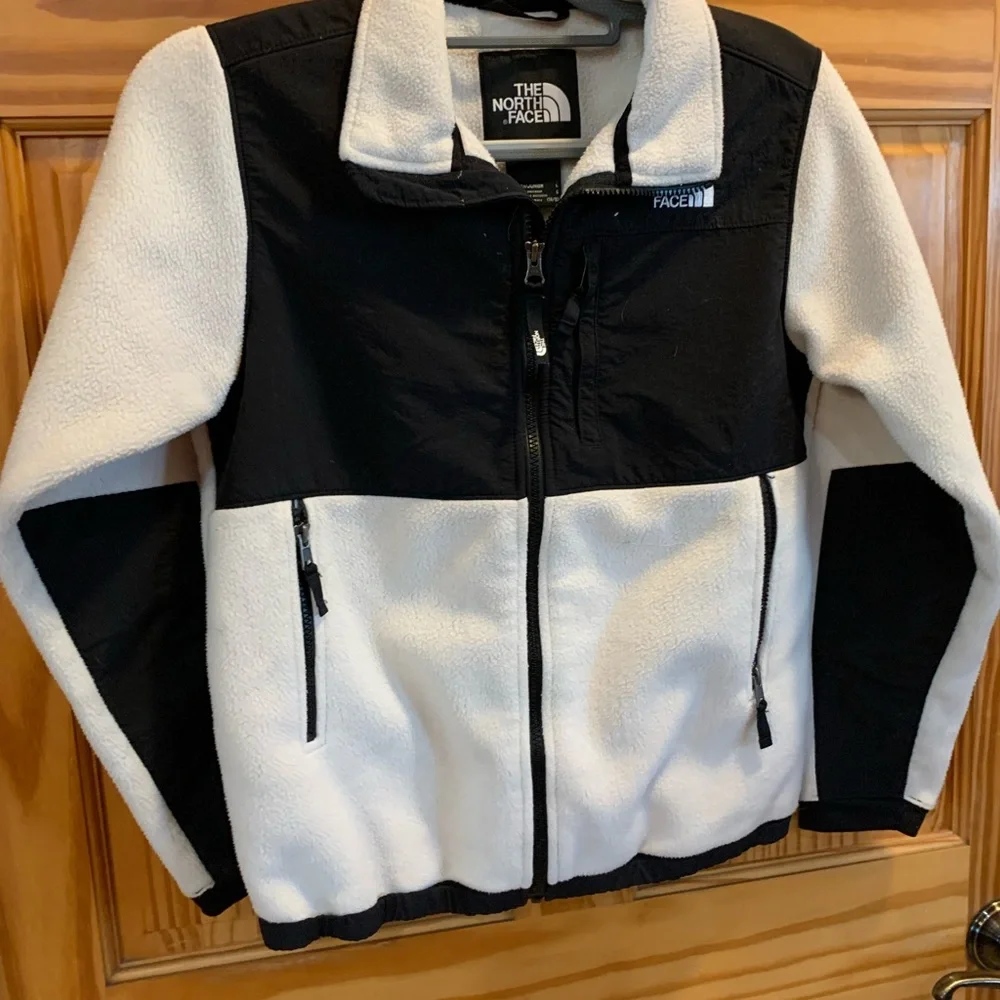 The North Face Black and White Jacket
Size Youth Large - Picture 6 of 8